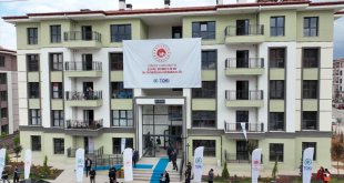 Bakan Özhaseki depremzede aileyi yeni evinde ziyaret etti