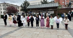 Erzurum'da çocuklar, sağlıkçıların Gazze için 'sessiz yürüyüş'ünü destekledi