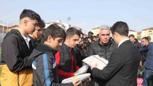 Bingöl'de öğrencilere malzeme desteği