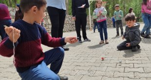 Bitlis'te ilkokul öğrencileri en iyi topacı çevirmek için yarıştı