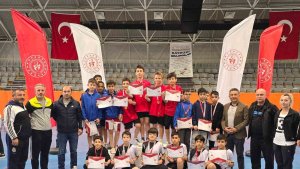 Erzincanlı badmintoncular Bayburt'ta grup birincisi oldu