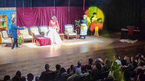 "İhtiyar Kız" oyunu tiyatro severlere eğlenceli saatler yaşattı