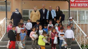 Emanet kitapla öğretmen olan Tümay, Malazgirt'te çocukları sevindirdi