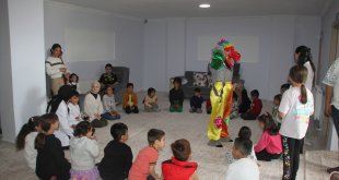 Malazgirt'teki çocuklara ayakkabı ve oyuncak hediye ettiler