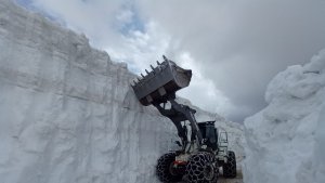 Yüksekova'da mayıs ayında 6 metrelik kar tünelleri şaşırtıyor