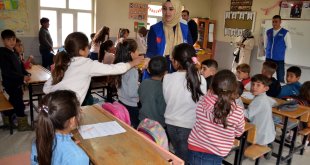 Muş'ta gönüllü gençler köy okulundaki öğrencilere tablet hediye etti