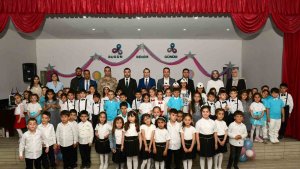 Çatak'ta minik öğrencilerin okuma bayramı