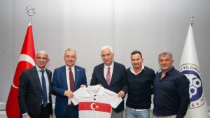 Türk futbolunun unutulmaz isimleri Rektör Levent'i ziyaret etti