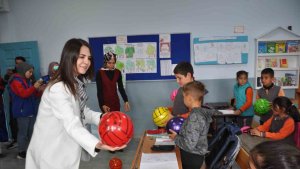 Kars'ta hayırsever iş kadınından öğrencilere destek