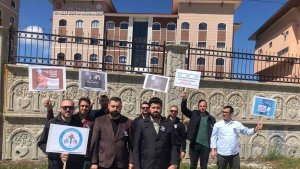 Ağrılı eğitimciler hayatını kaybeden okul müdürü için bir araya geldi