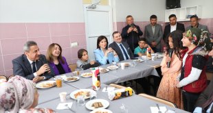 Bitlis Valisi Karaömeroğlu öğrencilerin davetini karşılıksız bırakmadı