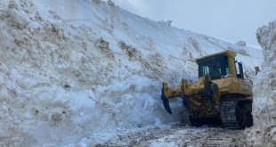 Yüksekova'da karla mücadele ekipleri üs bölgesinin yolunu açmaya çalışıyor