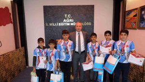 Ağrı'da Milli Eğitim Müdürü başarılı öğrencileri tebrik etti