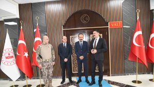 Misafirlikteyken yan komşuyu hayata bağlayan polislere takdir belgesi verildi