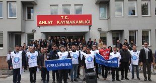Ahlat'ta öğretmen ve idareciler, okul müdürünün öldürülmesini protesto etti