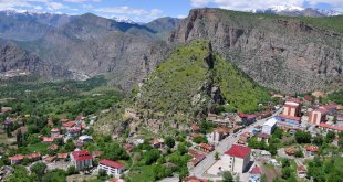Vali Ali Çelik, Çukurca'daki Bayrak Tepe Seyir Terası'nı gezdi