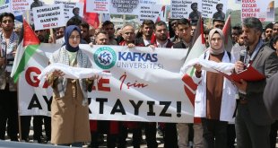 Kars Kafkas Üniversitesi öğrencileri ile akademisyenleri Filistin'e destek için yürüdü