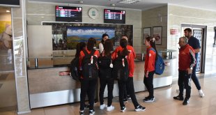 Vanlı atlet kızlar, "Dünya Liseler Arası Kros Şampiyonası" için Kenya'ya uğurlandı