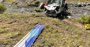Kars'ta şarampole devrilen kamyonetin sürücüsü öldü, 1 kişi yaralandı