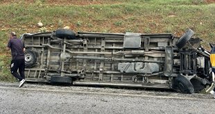 Malatya'da devrilen yolcu minibüsündeki 12 kişi yaralandı