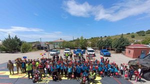 Köy okulu öğrencileri hem trafik kurallarını öğrendi hem de şölen tadında bir gün geçirdi
