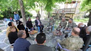 Orgeneral Bayraktaroğlu Çukurca'yı ziyaret etti