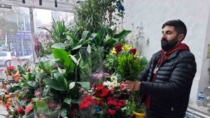 Kars'ta çiçekçilerde Anneler Günü yoğunluğu