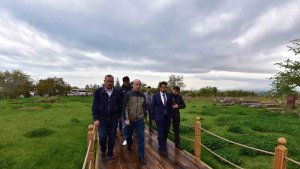 YÖK Başkanı Özvar Bitlis'te tarihi mekanları gezdi