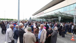 Hacı adaylarını binlerde kişi uğurladı