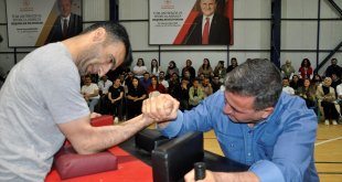 Çukurca'da öğretmenler arası bilek güreşi turnuvası yapıldı