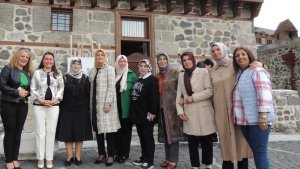 Azime Çiftçi, Melek Öğretmeni yalnız bırakmadı