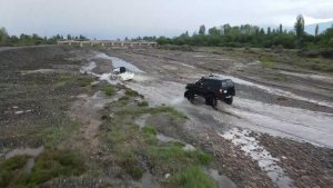 Erzincan'da bol çamurlu derede off road