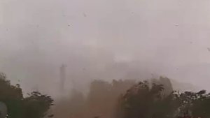 Erzurum'da hortum evlerin çatılarını uçurdu