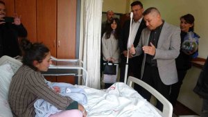 Emniyet müdüründen Anneler Günü'nde bebeklerine kavuşan çifte ziyaret