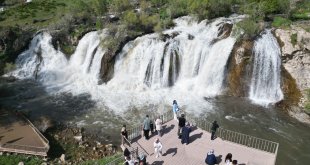 Van'ın Muradiye Şelalesi'nde hafta sonu yoğunluğu yaşandı