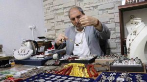 Baba mesleğini sürdürerek köylerden topladığı antika eşyaları satıyor