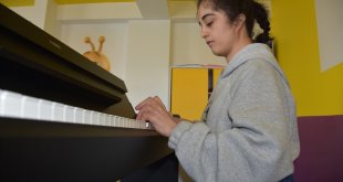 Özel eğitim merkezi öğrencisi Havin, müzik öğretmeni olmak için çabalıyor