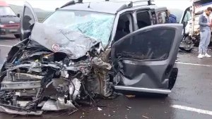 Ardahan'da kafa kafaya çarpışan iki araç hurdaya döndü: 2 yaralı