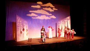 Minik yürekler tiyatro sahnesinde buluştu