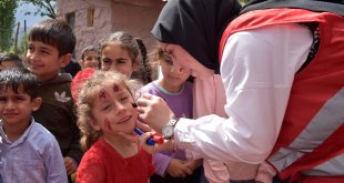 Gönüllü gençler, köylerde etkinliklerle çocuklara Türk Kızılayı tanıtıyor