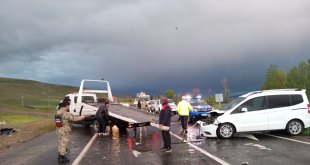 Ağrı'da otomobil ile hafif ticari aracın çarpıştığı kazada 5 kişi yaralandı