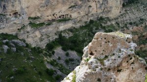 Çıkılması zor olan kayaların zirvesindeki tarihi oyuklar dron ile ilk kez görüntülendi