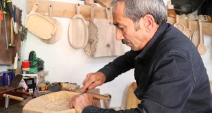 Erzurumlu ahşap ustası, atadan kalma malzemelerle mesleğini icra ediyor