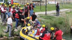 Erzincan'da engelli bireylere yönelik paraşüt ve rafting etkinliği renkli görüntüler oluşturdu
