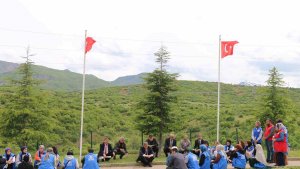 Gençler 33 şehidin anıtına karanfil bıraktı