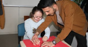 Van'da özel eğitim öğrencileri yaptıkları çantaları annelerine hediye etti