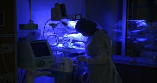 Yenidoğan yoğun bakım hemşireleri minik kalplerin hayata tutunması için çabalıyor