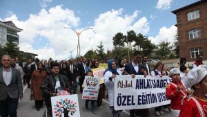 Ahlat'ta engelliler için farkındalık yürüyüşü