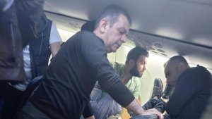 Milletvekili Erol, uçakta kalbi duran hastayı hayata döndürdü