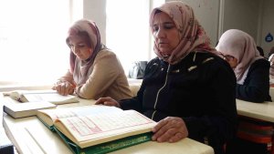 Tatvanlı ev kadınları Kur'an-ı Kerim'i öğreniyor